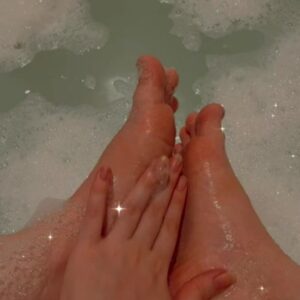 Novinha exibindo seus pés molhadinhos na banheira